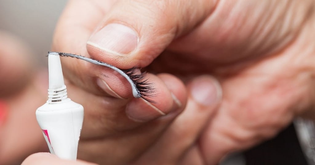How Do You Make Eyelashes Stick Without Glue?